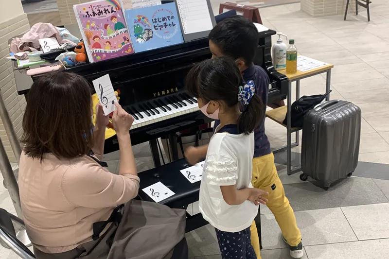 ストリートピアノが拓く、体験格差解消への可能性－神戸市で無料体験レッスン会を開催